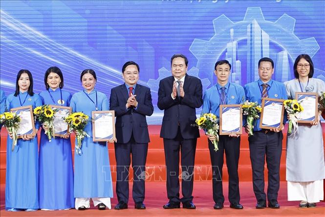 Chủ tịch Quốc hội Trần Thanh Mẫn trao giấy chứng nhận, tuyên dương các Chủ tịch Công đoàn cơ sở xuất sắc tiêu biểu. Ảnh: TTXVN.