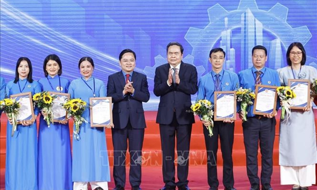 Chủ tịch Quốc hội Trần Thanh Mẫn trao giấy chứng nhận, tuyên dương các Chủ tịch Công đoàn cơ sở xuất sắc tiêu biểu. Ảnh: TTXVN.