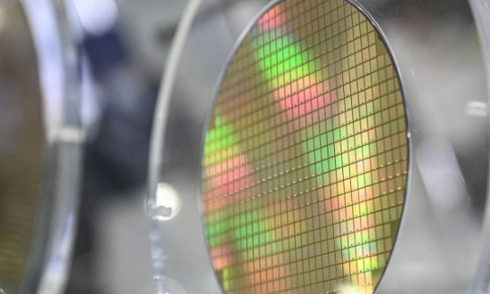 Các trung tâm dữ liệu ngày càng ưu tiên sử dụng truyền dẫn quang thay vì kết nối đồng truyền thống, đặc biệt trong các ứng dụng AI.