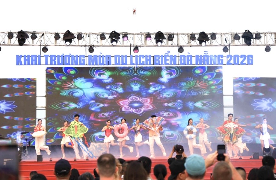 Màn trình diễn của các vũ công trong buổi Khai trương mùa du lịch biển hè Đà Nẵng năm 2026.