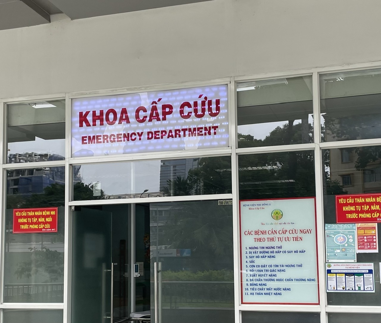 Sở Y tế TPHCM khuyến cáo, người dân khi có các dấu hiệu nghi ngờ ngộ độc thực phẩm không tự ý mua thuốc; tuyệt đối không tự điều trị tại nhà bằng các loại thuốc cầm tiêu chảy hay kháng sinh khi chưa có chỉ định.