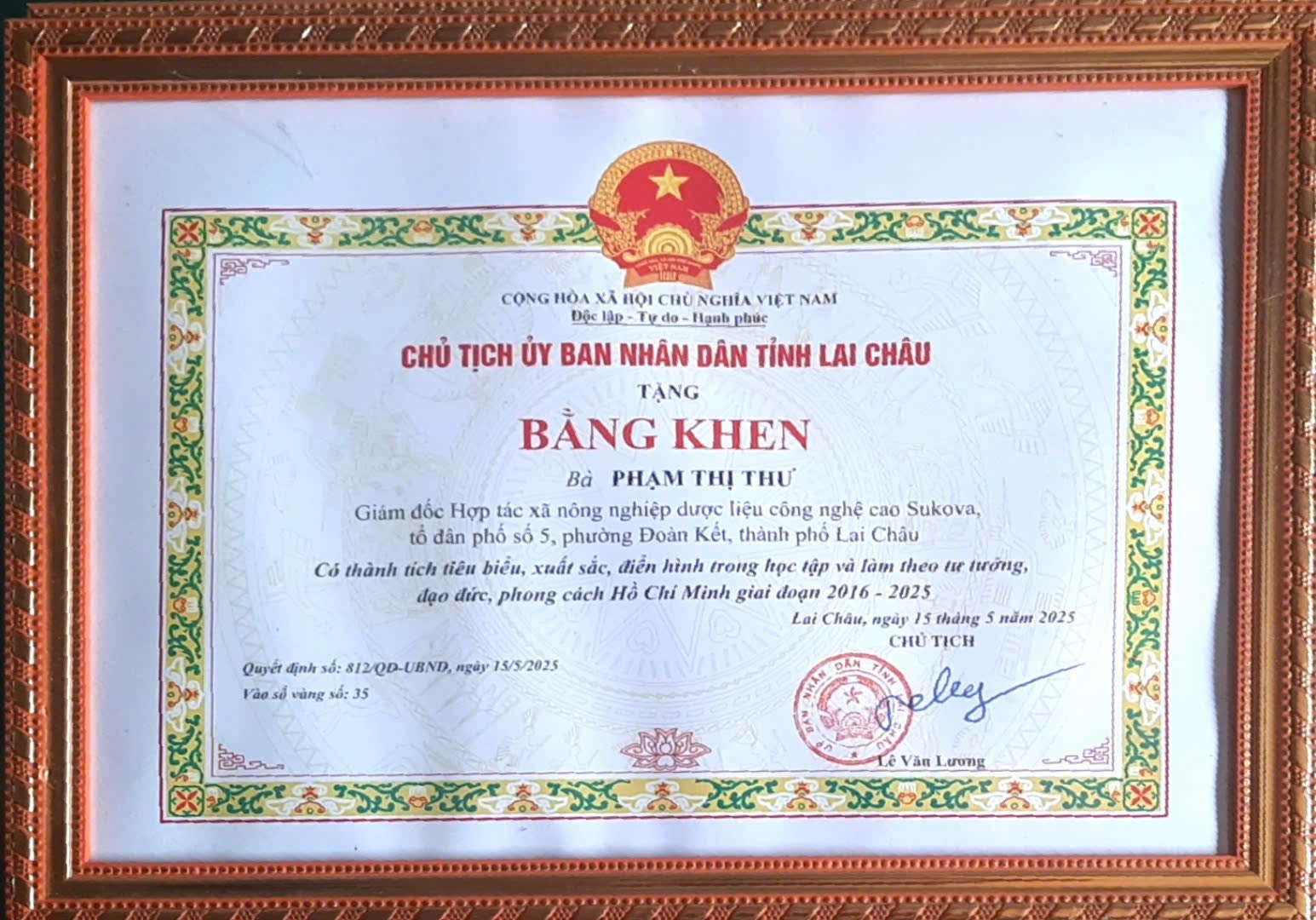 Bằng khen của bà Phạm Thị Thư.