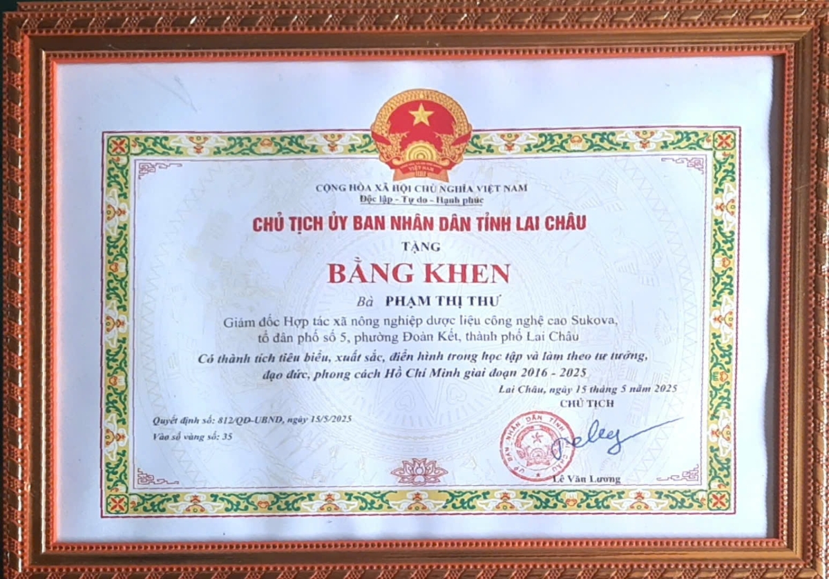 Bằng khen của bà Phạm Thị Thư.