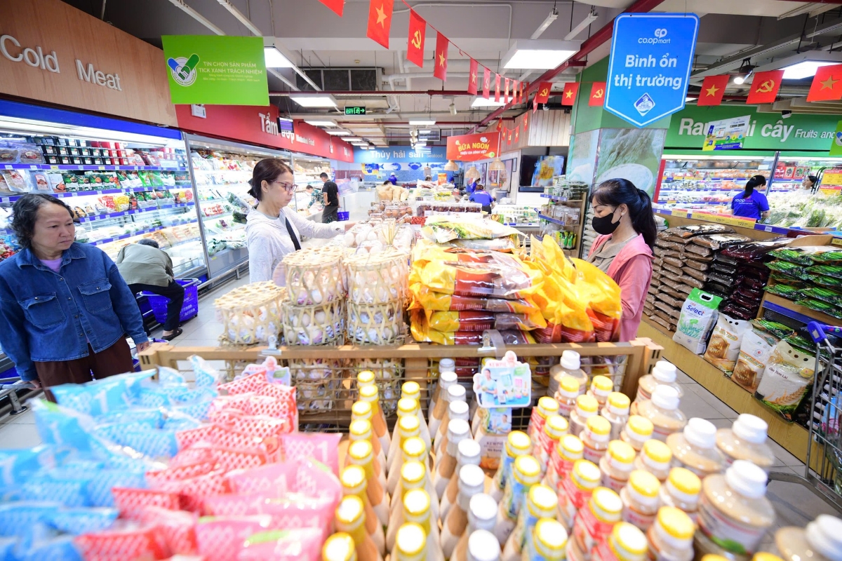 Tại hệ thống siêu thị Coopmart, hơn 10.000 sản phẩm giảm giá đến 50%.