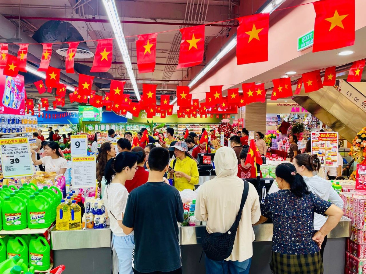 Kỳ nghỉ năm nay kéo dài khiến nhu cầu mua sắm phục vụ ăn uống, du lịch và sum họp gia đình tăng mạnh. 