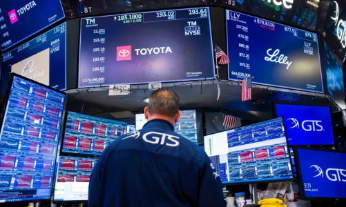 Chứng khoán Mỹ quay đầu giảm do chốt lời, giá dầu nhảy qua mốc 110 USD/thùng