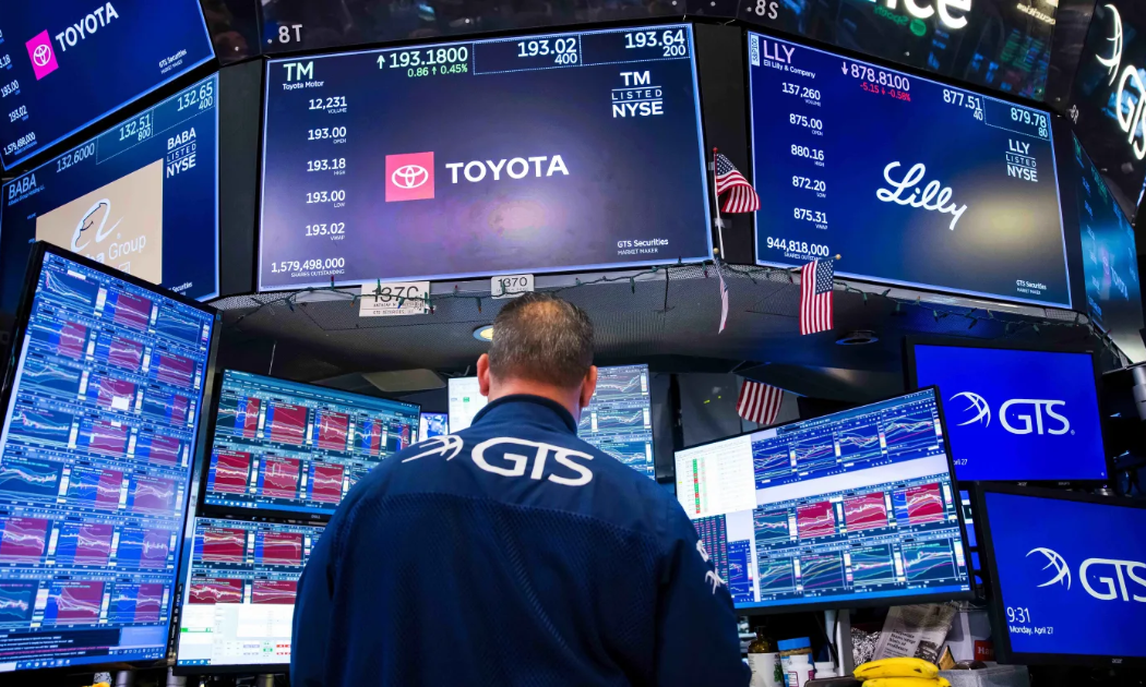 Chứng khoán Mỹ quay đầu giảm do chốt lời, giá dầu nhảy qua mốc 110 USD/thùng