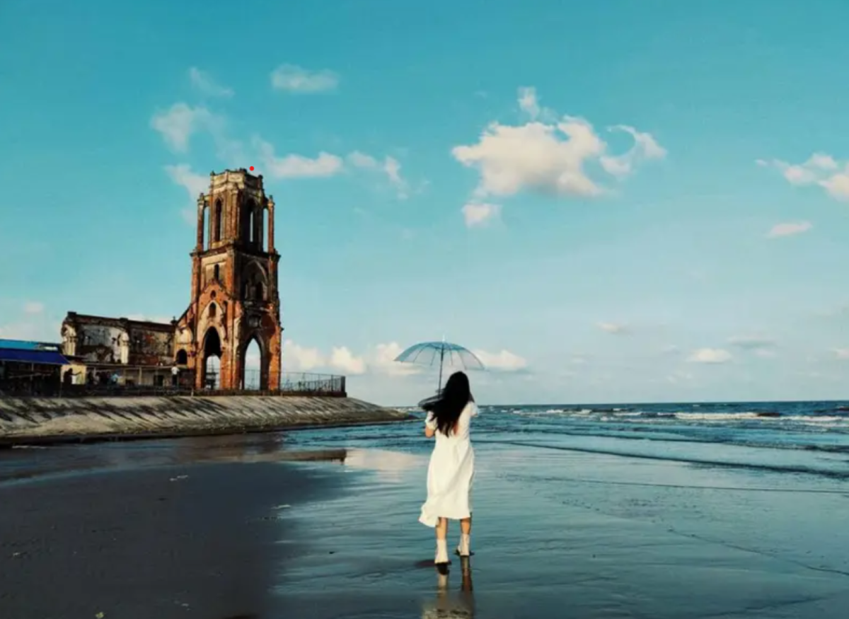 Cảnh đẹp nhà thờ đổ bên biển xã Hải Tiến,  tỉnh Ninh Bình.