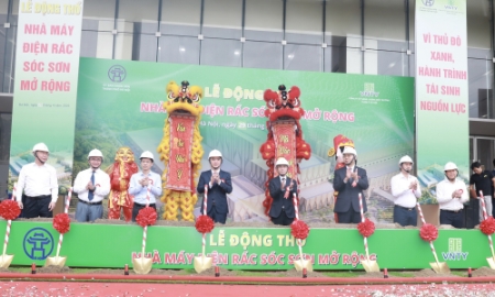 Các đại biểu thực hiện nghi thức động thổ dự án