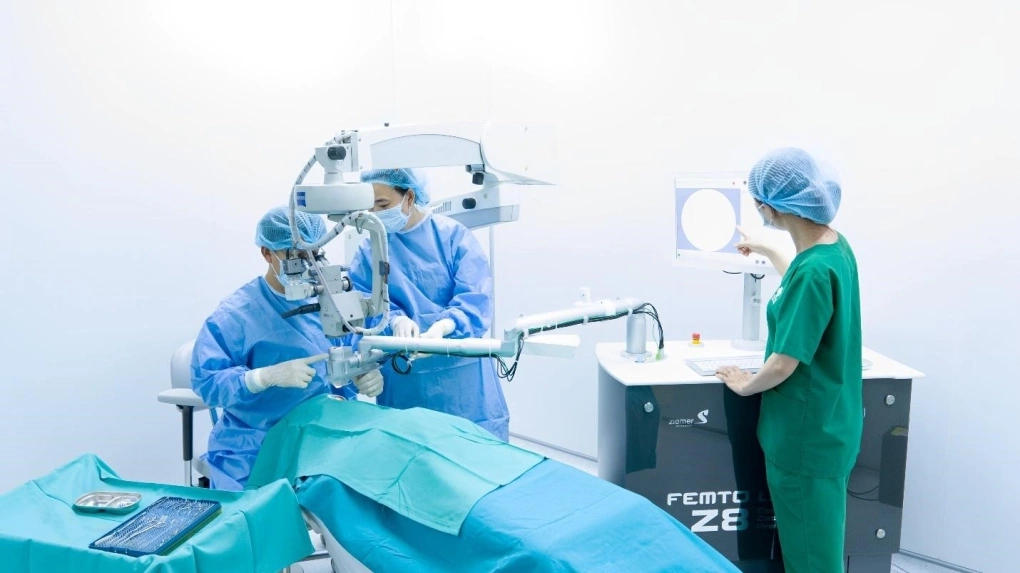 Các bác sĩ tại Bệnh viện Mắt Sài Gòn đang tiến hành phẫu thuật bằng phương pháp Phaco không dao.