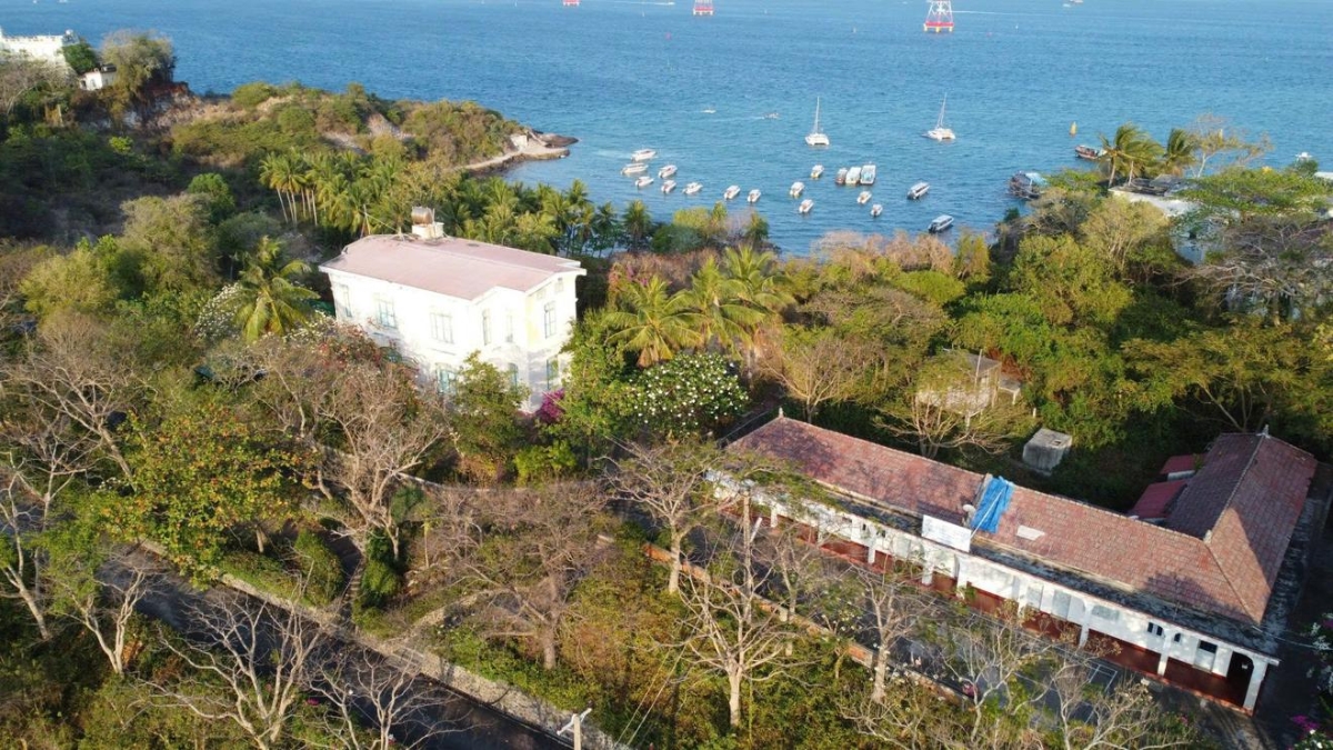 Khu di tích lầu Bảo Đại trên núi Cảnh Long (phường Nha Trang, Khánh Hòa), được chỉnh trang sạch sẽ nhưng vẫn giữ nét trầm mặc vốn có.