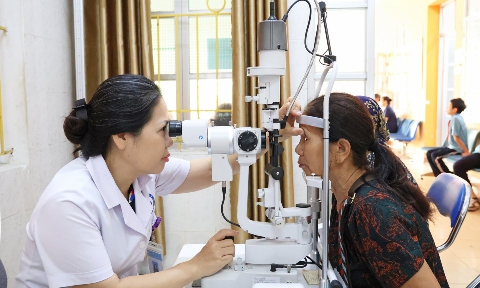 Với người cao tuổi và những bệnh nhân mắc đái tháo đường, tăng huyết áp, việc kiểm tra mắt định kỳ giúp phát hiện bệnh sớm, hạn chế biến chứng nặng.