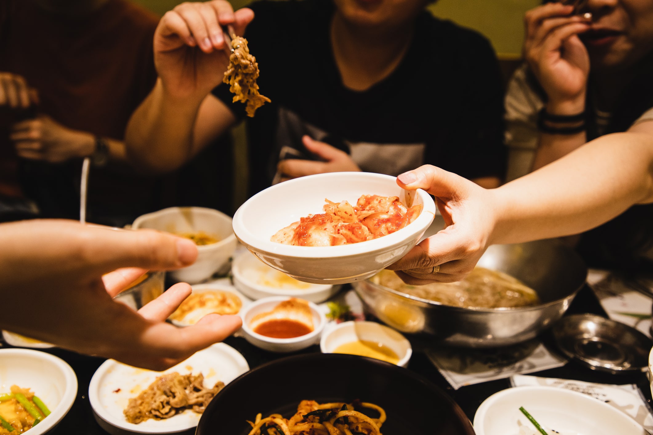 Xu hướng cùng ăn, cùng mua dựa trên văn hóa chia sẻ chi phí mua hàng số lượng lớn tại các nhà bán lẻ như Costco Wholesale và Trader's Wholesale Club. 