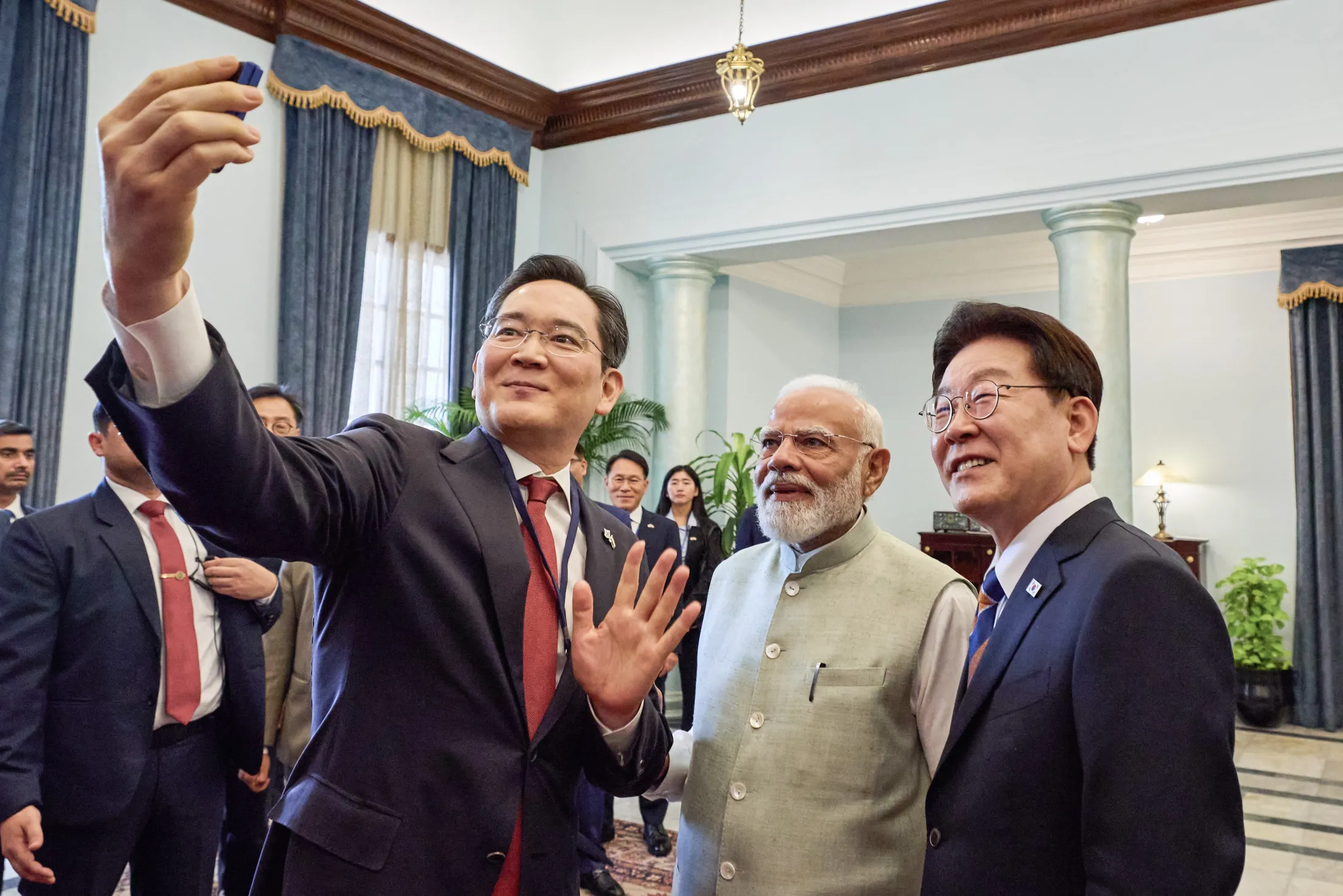 Ông Lee Jae-yong, Chủ tịch Samsung Electronics, chụp ảnh cùng Tổng thống Hàn Quốc Lee Jae Myung và Thủ tướng Ấn Độ Narendra Modi trong chuyến thăm New Delhi tuần trước - Ảnh: Bloomberg
