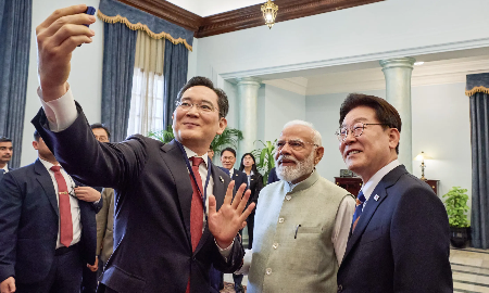 Ông Lee Jae-yong, Chủ tịch Samsung Electronics, chụp ảnh cùng Tổng thống Hàn Quốc Lee Jae Myung và Thủ tướng Ấn Độ Narendra Modi trong chuyến thăm New Delhi tuần trước - Ảnh: Bloomberg