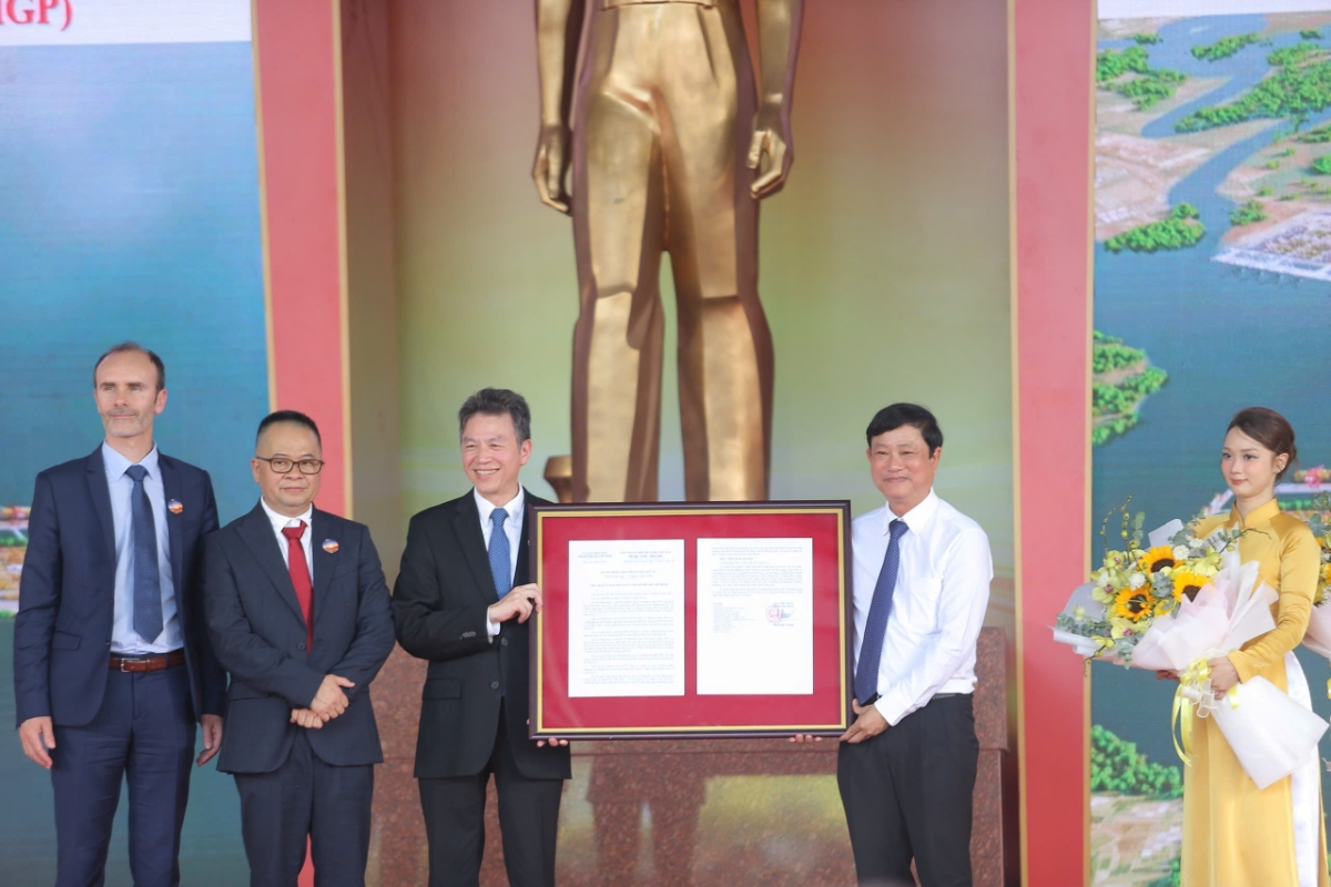 Chủ tịch HĐND TP. Hồ Chí Minh Võ Văn Minh (bìa phải) trao quyết định cho nhà đầu tư dự án cảng trung chuyển quốc tế Cần Giờ