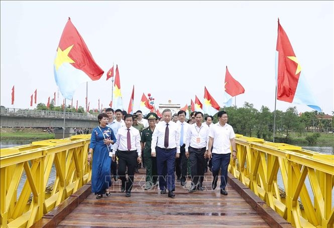 Tổng Bí thư, Chủ tịch nước Tô Lâm và các đại biểu trên di tích cầu Hiền Lương. Ảnh: TTXVN