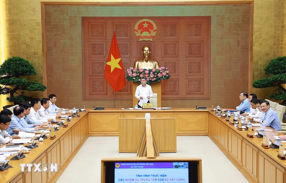 Thủ tướng Lê Minh Hưng chủ trì cuộc họp với lãnh đạo Bộ Xây dựng. Ảnh: TTXVN