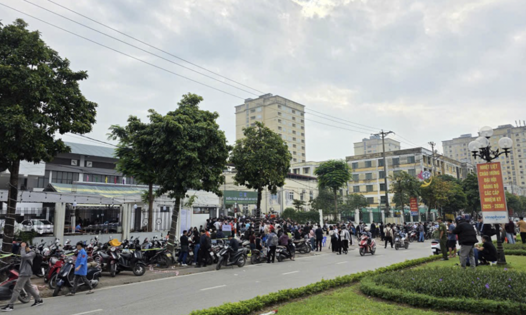 Người dân đi nộp hồ sơ mua nhà ở xã hội - Ảnh minh hoạ