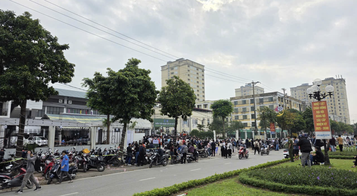 Người dân đi nộp hồ sơ mua nhà ở xã hội - Ảnh minh hoạ