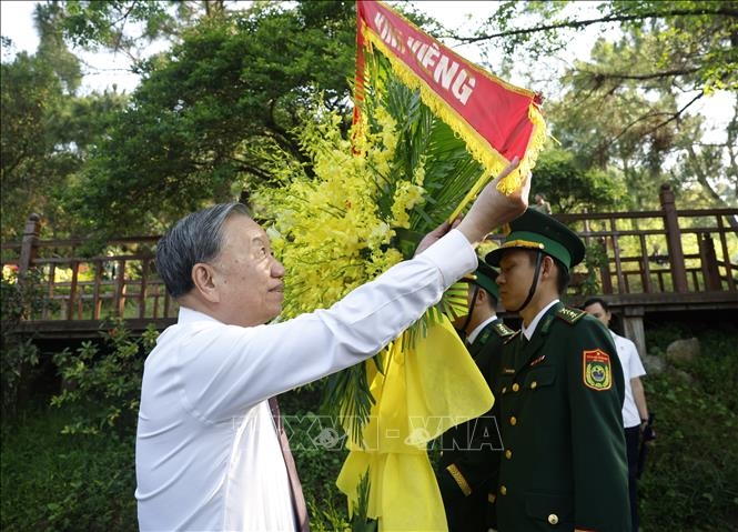 Tổng Bí thư, Chủ tịch nước Tô Lâm dâng hoa tưởng niệm Đại tưởng Võ Nguyên Giáp. Ảnh: TTXVN.