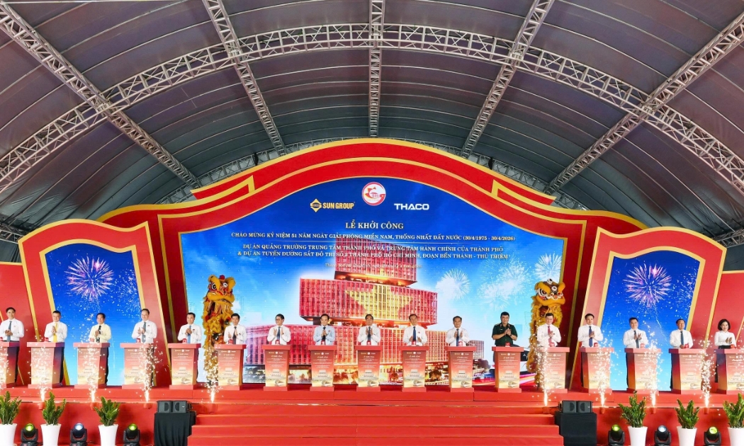 Các đại biểu thực hiện nghi thức khởi công dự án