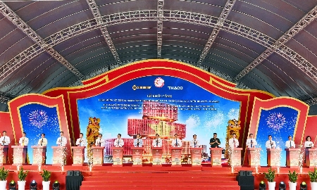 Các đại biểu thực hiện nghi thức khởi công dự án