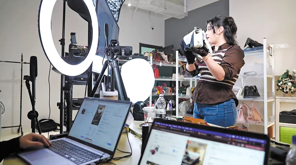 Nhiều người tiêu dùng phương Tây đã mua hàng xa xỉ secondhand từ Trung Quốc thông qua các phiên livestream.