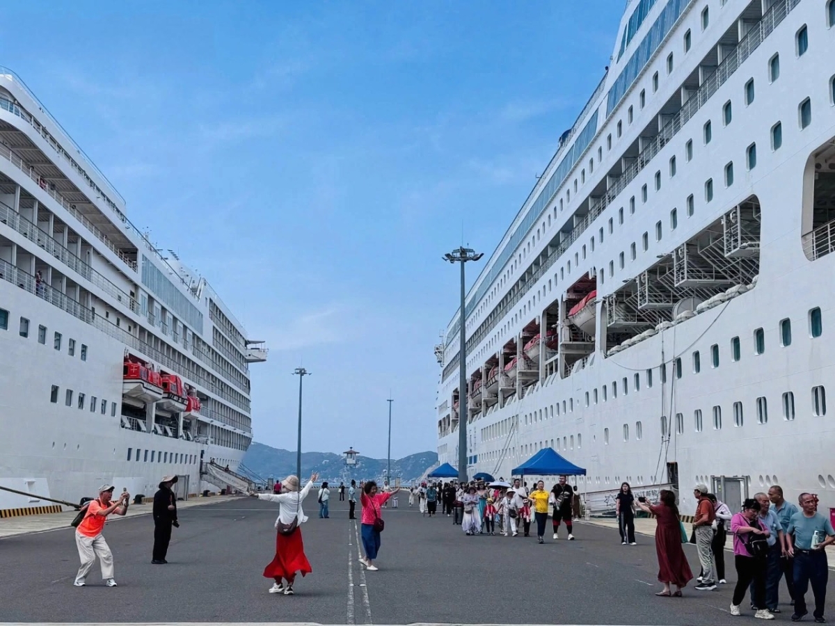 Ngày 28/4, Cảng quốc tế Cam Ranh đồng thời đón 2 tàu du lịch biển quốc tế cập cảng.