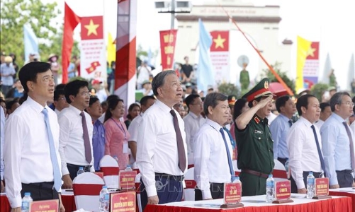 Lễ thượng cờ “Thống nhất non sông” kỷ niệm 51 năm Ngày Giải phóng miền Nam