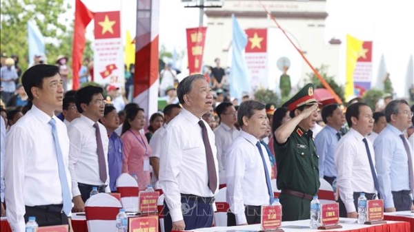 Lễ thượng cờ “Thống nhất non sông” kỷ niệm 51 năm Ngày Giải phóng miền Nam