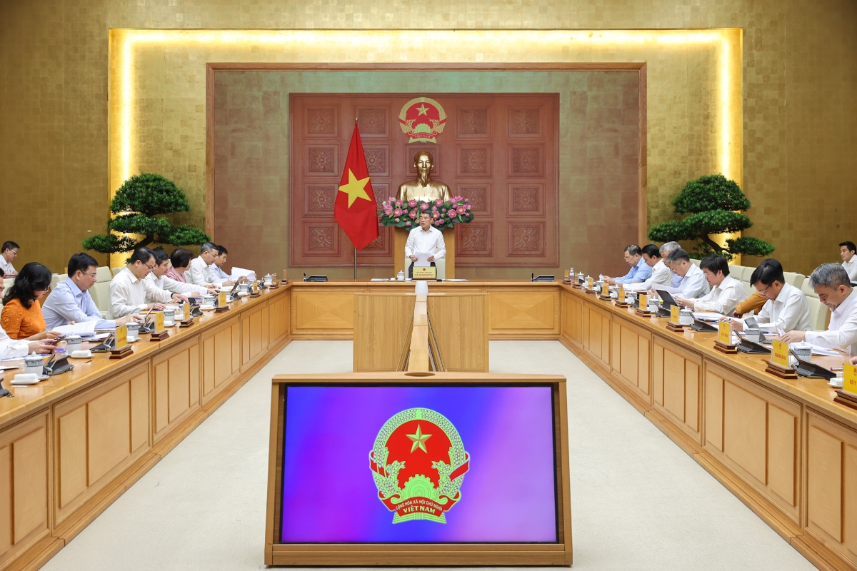 Tại phiên họp với Bộ Tài chính sáng 29/4, Thủ tướng yêu cầu ưu tiên vốn cho dự án trọng điểm, tránh dàn trải, manh mún&nbsp;(Ảnh: VGP/Nhật Bắc).