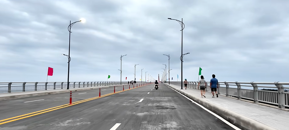 Dòng phương tiện lưu thông thông suốt trong ngày đầu cầu chính thức vận hành