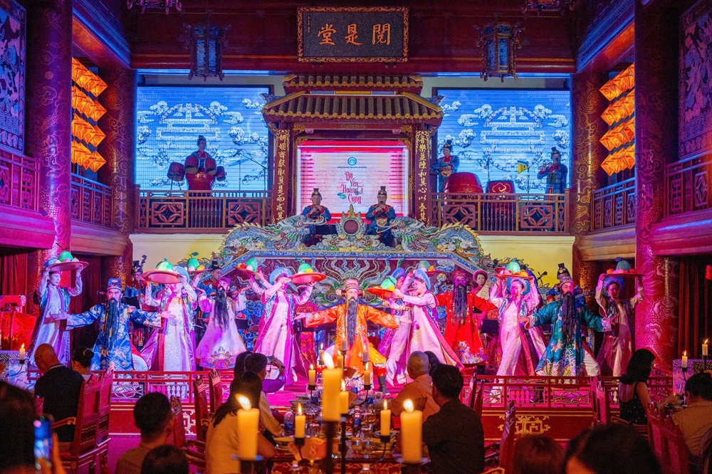 Không gian biểu diễn nghệ thuật hòa quyện cùng ẩm thực tạo nên trải nghiệm trọn vẹn.