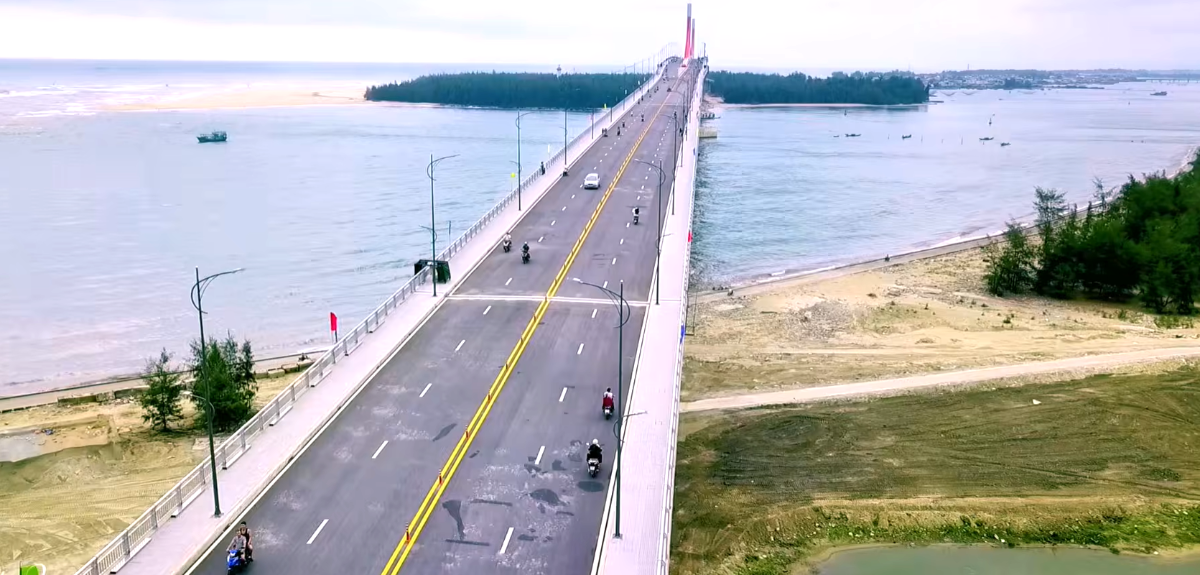 Cầu vượt cửa biển Thuận An chính thức thông xe sáng 30/4, mở ra trục giao thông ven biển mới cho thành phố Huế.