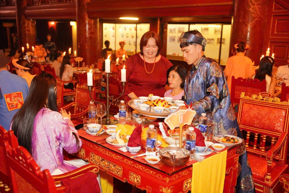 Bàn tiệc được bày biện công phu, tái hiện nghi thức cung đình xưa.
