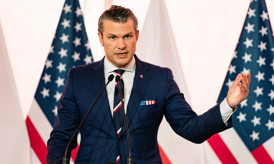 Bộ trưởng Bộ Quốc phòng Mỹ Pete Hegseth - Ảnh: Bloomberg.