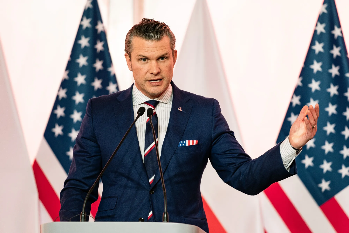 Bộ trưởng Bộ Quốc phòng Mỹ Pete Hegseth - Ảnh: Bloomberg.