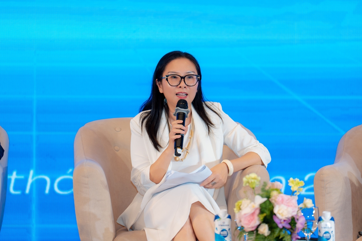 Bà Mai Thị Diệu Huyền: 