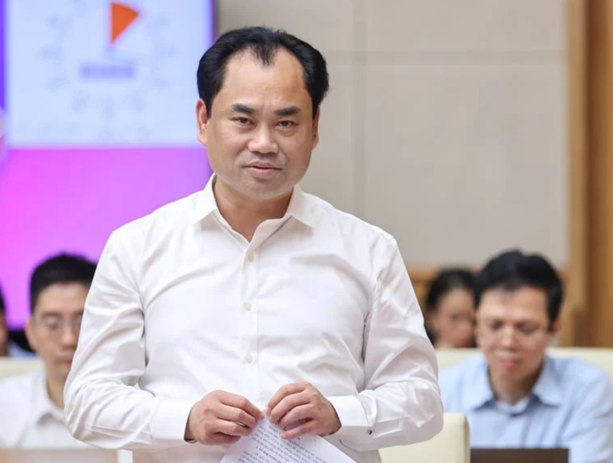 Bộ trưởng Bộ Nông nghiệp và Môi trường Trịnh Việt Hùng báo cáo tại cuộc họp. Ảnh Nhật Bắc.