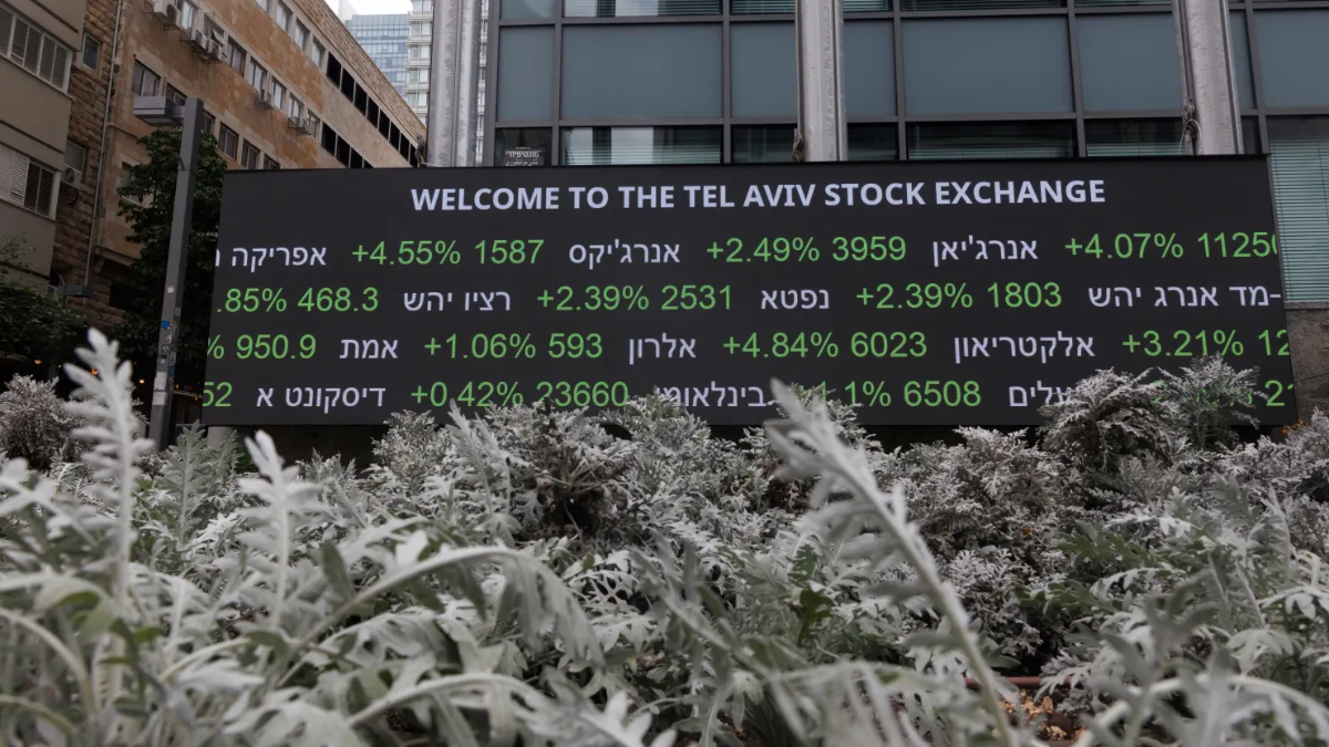 Bảng điện tử hiển thị giá cổ phiếu bên ngoài Sở Giao dịch Chứng khoán Tel Aviv (TASE) tại Tel Aviv, Israel ngày 9/10/2025 - Ảnh:&nbsp;Getty Images