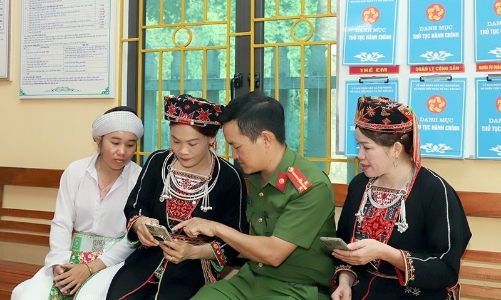 Gov't to provide 400,000 smart phones to poor households in five years