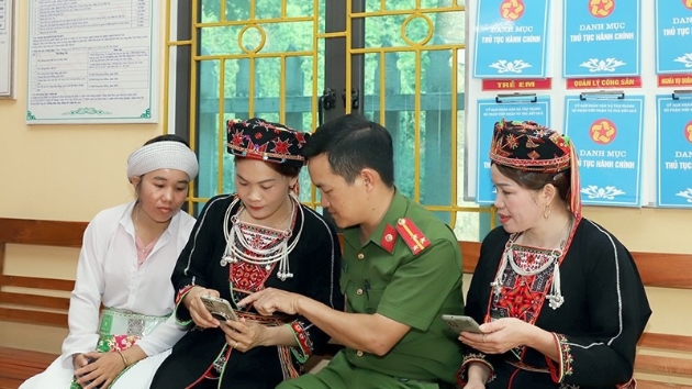 Gov't to provide 400,000 smart phones to poor households in five years