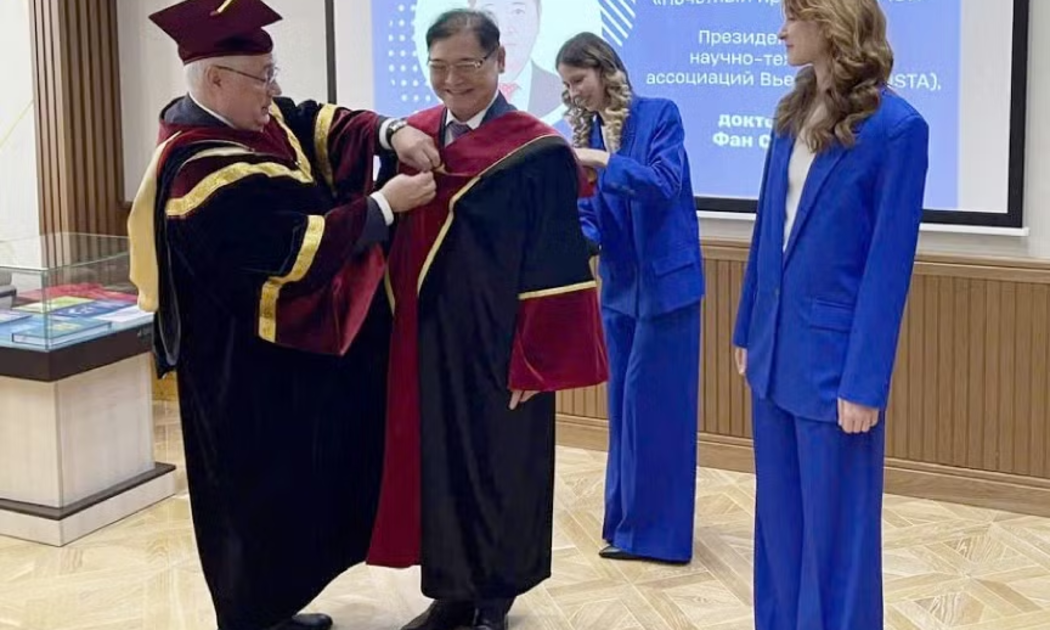 TSKH Phan Xuân Dũng, Chủ tịch Liên hiệp các Hội Khoa học và Kỹ thuật Việt Nam (VUSTA) vừa đón nhận hàm Giáo sư danh dự của Trường Đại học năng lượng Moskva (MPEI), Liên bang Nga