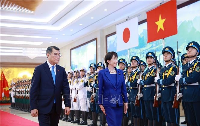 Thủ tướng Lê Minh Hưng và Thủ tướng Nhật Bản Takaichi Sanae duyệt Đội danh dự Quân đội nhân dân Việt Nam. Ảnh: TTXVN