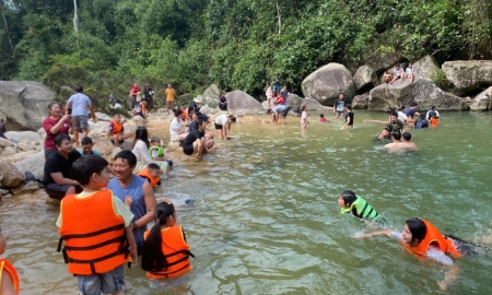 Du khách tìm đến thác Ma Hao dịp nghỉ lễ 30/4 – 1/5 để “trốn nóng” giữa không gian rừng xanh mát lành.