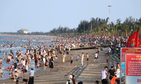 Du khách đổ về bãi biển Cửa Lò tận hưởng kỳ nghỉ lễ trong thời tiết thuận lợi. Ảnh: Quang An