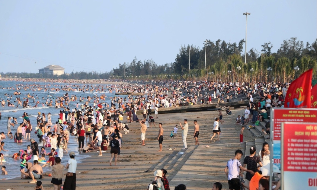 Du khách đổ về bãi biển Cửa Lò tận hưởng kỳ nghỉ lễ trong thời tiết thuận lợi. Ảnh: Quang An