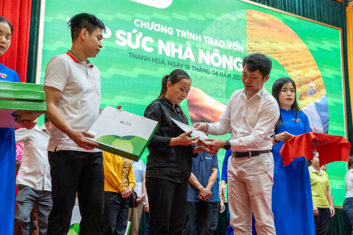 “Tiếp sức nhà nông” của GREENFEED trao vốn vay cho bà con nông dân tại Thanh Hóa. Ảnh:&nbsp;GREENFEED.