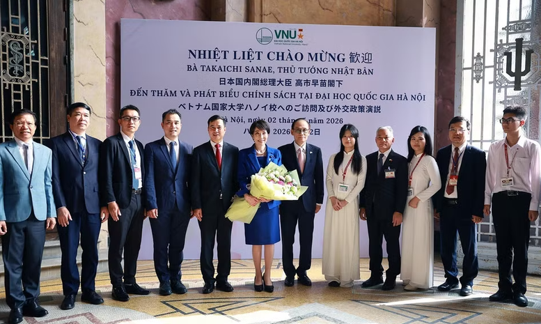 Thủ tướng Nhật Bản Takaichi Sanae chụp ảnh lưu niệm khi đến thăm và phát biểu chính sách tại Đại học Quốc gia Hà Nội - Ảnh: TTXVN